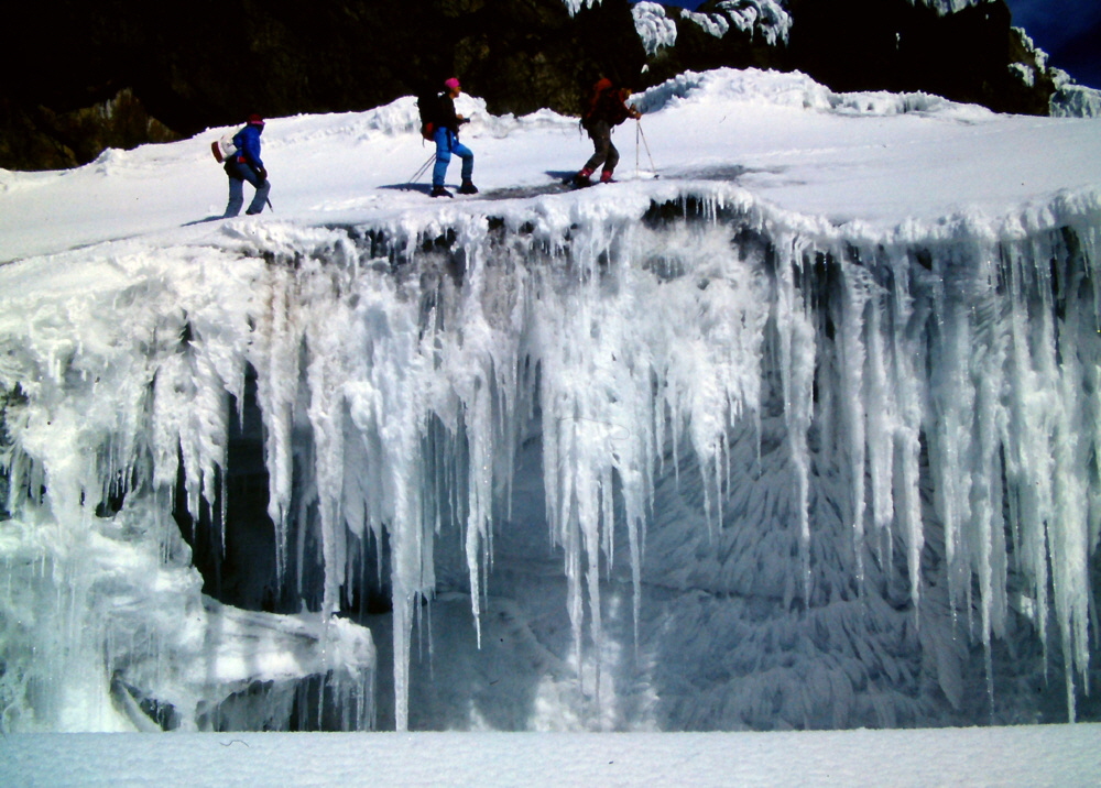 003- EAU-Ruwenzori Gebirge- mchtige Eiszapfen an einer Gletsch